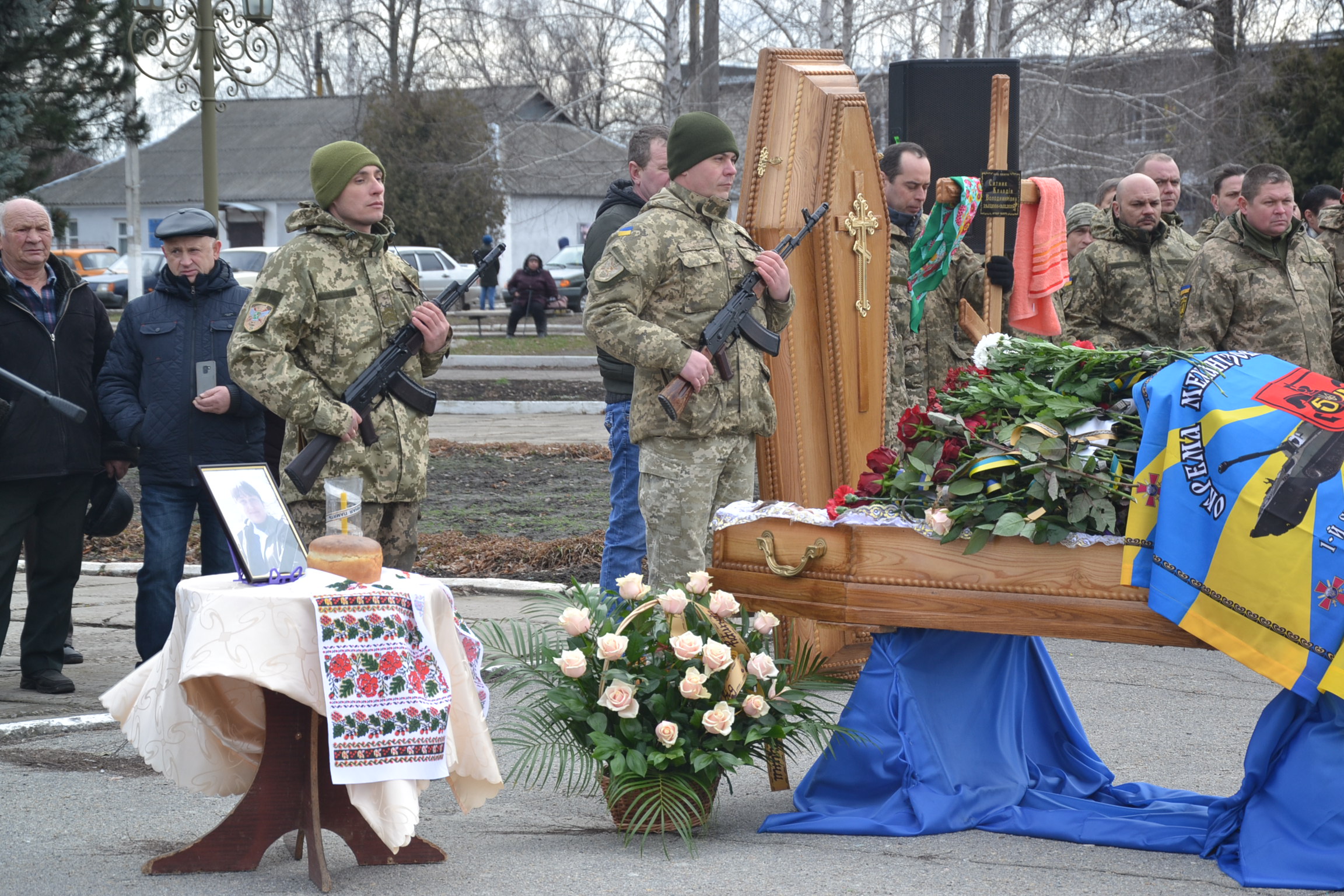 Гіркі, сумні хвилини прощання. Вічна пам’ять захисниці-героїні. Фото з сайту SQ/